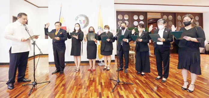 House Speaker Martin Romualdez (left) spearheads the oath-taking of the newly-elected United Print and Multimedia Group officers and board of directors at the House of Representatives on Wednesday, Aug. 10. Present during the induction ceremony are UPMG president Barbie L. Atienza of Manila Bulletin, vice president Jay R. Sarmiento of PhilSTAR Media Group, secretary Angel V. Guerrero of Adobo Magazine, treasurer Sherly O. Baula of Chinese Commercial News, PRO Jong R. Arcano of Philippine Daily Inquirer, director Vivienne A. Motomal of the Journal Group of Publications, director Annie F. Grefal of Manila Standard, and director Jeanette F. Dominguez of BusinessWorld. (Not in the photo are auditor Roda Alonzo Zabat of Manila Times, credit and review board head Rowena D. Dote of ABS-CBN Publishing, and chief of staff Badette M. Cunanan of Manila Bulletin.) PHOTO BY MICHAEL VARCAS