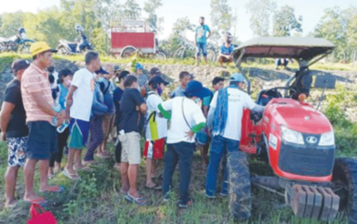 antique-farmers The first batch of farmers from Sibalom, Antique attend a briefing on the use of a four-wheel tractor. Around 150 farmers will undergo training. PNA PHOTO COURTESY OF USWAG DUROG RIVERGEMS FARM