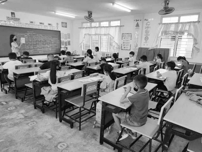 balabag In Balabag Elementary School in Malay, Aklan, elementary pupils observe physical distancing in class. They also wear facemask.