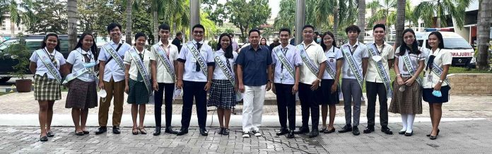 boy-and-girl-officials-pic-and-caption These are the youth counterparts of Iloilo provincial government officials in line with the Linggo ng Kabataan celebration from Aug. 15 to 20. PHOTO FROM BALITA HALIN SA KAPITOLYO