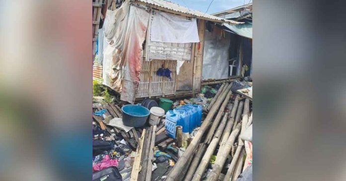 brgy-tanza In Iloilo City’s Barangay Tanza Timawa 2 where a four-month-old baby died of acute gastroenteritis, inspectors from the City Health Office discovered containers being filled with water in an area with a highly questionable sanitation. PHOTO CREDIT CHO-CESU