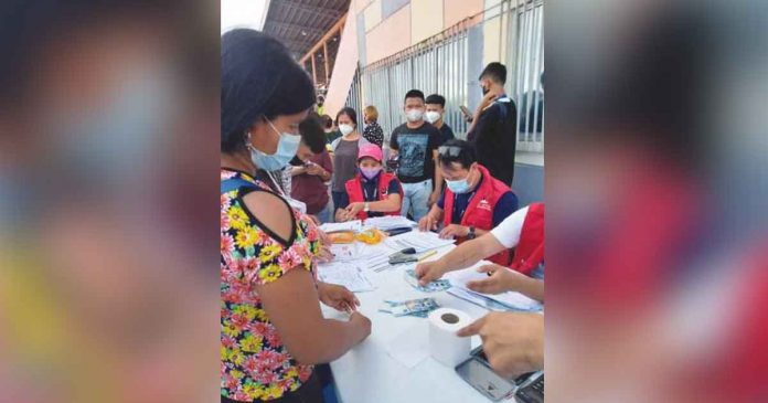 dswd Margielyn Sobredo of Pototan, Iloilo receives the educational cash assistance for her two children grades 7 and 9 at the Iloilo Sports Complex on August 20, 2022. DSWD-6