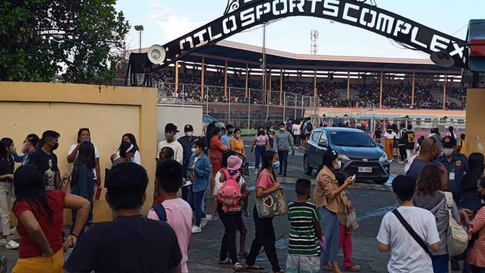 front-banner-pic-and-caption Students, parents and/or guardians on Aug. 20, 2022 trooped to the Iloilo Sports Complex in Iloilo City – venue for the Department of Social Welfare and Development’s payout of educational assistance to students-in-crisis situation. Many went home empty handed. The sheer number of beneficiaries overwhelmed the DSWD regional office personnel. PHOTO COURTESY OF MON CAPALIHAN/RMN ILOILO