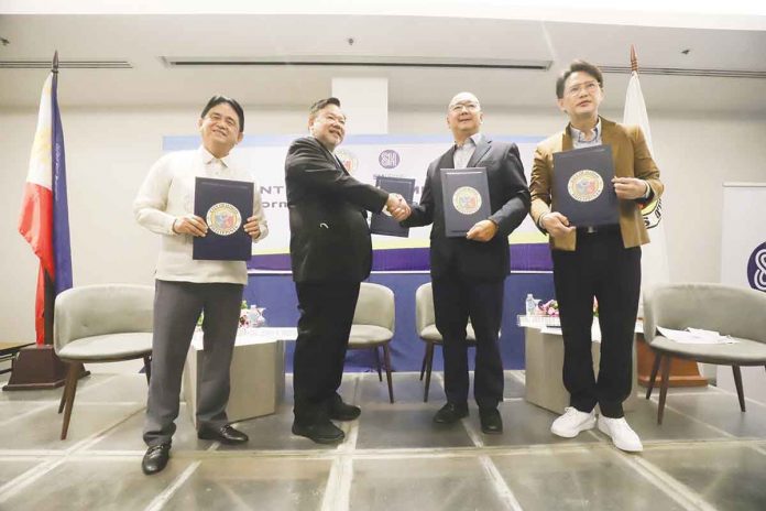 front-glenda-award Mayor Jerry Treñas of Iloilo City shakes hands with SM Prime Holdings, Inc. president Jeffrey Lim (3rd from left). The city government has awarded to SM Prime the lease agreement for the redevelopment of the city’s Central and Terminal markets. Also in photo are SM SuperMalls president Steven Tan (4th from left) and Vice Mayor Jeffrey Ganzon. PHOTO FROM ILOILO CITY MAYOR’S OFFICE