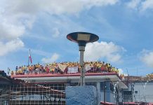 About 100 persons deprived of liberty at the Iloilo District Jail in Barangay Nanga, Pototan stage a noise barrage on the rooftop of the prison facility’s administrative building. They are discontented with the food being served them. ARNEL JOHN PLCULLO/PN