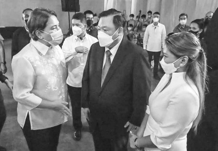 news-glenda-sara Vice President Sara Duterte confers with Iloilo City’s Mayor Jerry Treñas and Cong. Julienne Baronda during the Mayor’s Dinner at the Iloilo Convention Center Friday last week as part of the city’s 85th Charter Day celebration. CITY MAYOR’S OFFICE