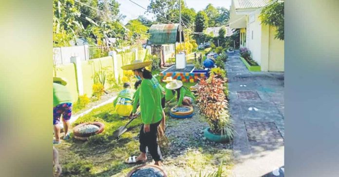 workers-aid A total of 95,261 displaced and informal workers from the different local government units of Region 6 benefited from the Tulong Pangkabuhayan sa Ating Disadvantaged / Displaced Workers (TUPAD) program of the Department of Labor and Employment.