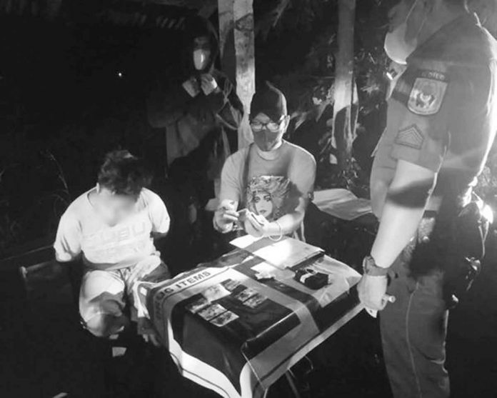89-drug-personalities Joint operatives of the Leganes Municipal Police Station and Iloilo Police Provincial Office - Drug Enforcement Unit seize around 80 grams of suspected shabu valued at P544,000 from drug suspect Jeffrey Gustilo during a buy-but operation in Barangay Lapayon, Leganes, Iloilo on Aug. 30, 2022. IPPO