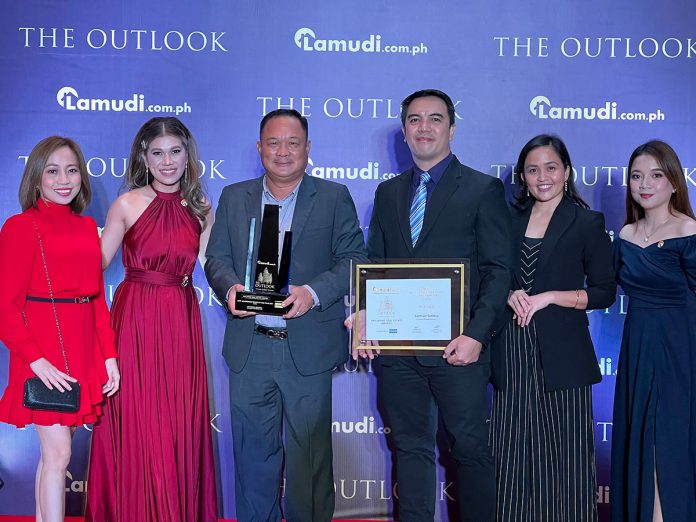 PHOTO-The-Outlook-Awards SPI’s FVP Jerry Rubis (3rd from left), Laguna Sector Head Cezar Cruz (4th from left), Vertical Sector Head Christine Santiago, and Corpcom Manager Princess Tobias received the award with Lamudi representatives. Suntrust Sentosa, a house and lot development of Suntrust Properties, Inc. (SPI) won the Best Affordable House and Lot Development (Luzon) at The Outlook Awards: Philippine Real Estate Awards held last September 27, 2022 at The Shangri-la The Fort, Manila