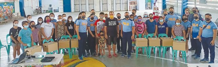 RFSO-1 The Regional Finance Service Office (RFSO) in Western Visayas led by its chief, Police Colonel Rommel C. Estolano, conducts an outreach program and awareness campaign against cholera in Barangay Zamora-Melliza in Iloilo City’s City Proper district on Thursday, Sept. 22. AJ PALCULLO/PN