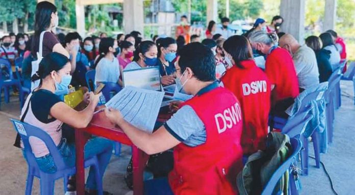 antique Photo shows during the Assistance for Individuals in Crisis Situations-educational assistance payout in San Jose, Antique on Sept. 17. DSWD WESTERN VISAYAS/FB