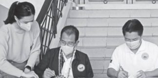 Housing secretary Jose Rizalino Acuzar (2nd from left) and Bacolod City mayor Alfredo Abelardo Benitez lead the signing of the memorandum of understanding for the development of 10,000 housing units for informal settler families at the Bacolod City Government Center on Saturday, Sept. 3, 2022.
