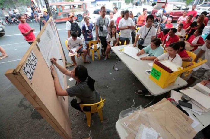 baranggay-election-2018 Votes are counted manually at one of the roadside precincts in the 2018 barangay and Sangguniang Kabataan elections on Boni Serrano Avenue at Barangay Valencia, Quezon City. FILE PHOTO BY GRIG C. MONTEGRANDE / PHILIPPINE DAILY INQUIRER