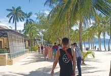 Tourists enjoy the scenic view, the crystal clear blue waters and white powdery sand at the front beach of Boracay Island. Data from Malay Municipal Tourism Office showed that from January to August 2022, the Boracay received a total of 1,189,481 tourists. SQP/PIA-AKLAN