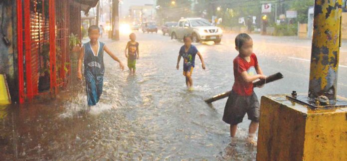 gastro-cases-kids HEALTH SAFETY FIRST. As cases of acute gastroentiritis continue to rise in Iloilo City hitting most especially kids, household heads are advised to make sure they and their kids have access to clean and safe water. To be very sure, disinfect water supply used for dishwashing and bathing by chlorination and boil it when used for drinking. File photo shows kids playing in the floodwater in La Paz, Iloilo City. PN PHOTO
