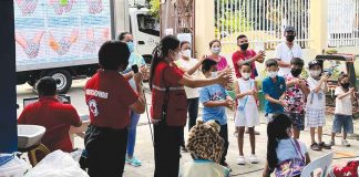 Children in Brgy. Cagbang, Oton, Iloilo are taught of proper hand washing during a WASH (Water, Sanitation, Hygiene) caravan of the Iloilo Provincial Health Office (IPHO), Philippine Red Cross and the local government of Oton on Sept. 21. IPHO head, Dr. Maria Socorro Colmenares-Quiñon reminds parents to make sure their children always wash their hands with soap and clean water to avoid hand-foot-and-mouth disease. IPHO