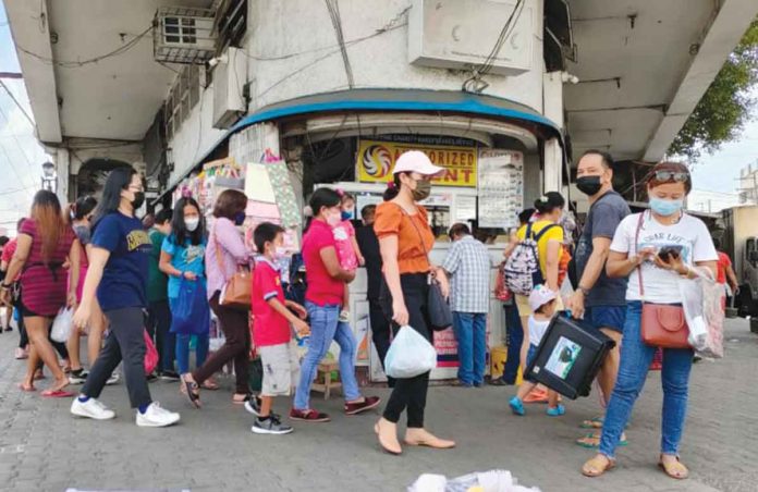 iloilo-city-facemask-use Iloilo City councilor Ely Estante says he will move to suspend Regulatory Ordinance No. 2020-061 or the Face Mask Ordinance, which he authored, in today’s regular session of the Sangguniang Panlungsod. On Monday, Sept. 12, President Ferdinand “Bongbong” Marcos Jr. signed Executive Order No. 3 allowing the voluntary use of facemask in outdoor settings. PN PHOTO