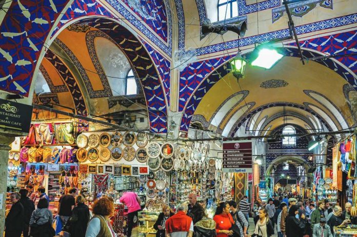 instanbul Photos show The Grand Bazaar (top) in Istanbul, Turkey – one of the oldest enclosed markets in the world, and Chatuchak Market (bottom) in Thailand – the world’s largest weekend market. These markets inspire Iloilo City to also transform and beautify public spaces such as public markets to offer an elevated market experience for all. DREAMSTIME.COM STOCK PHOTO