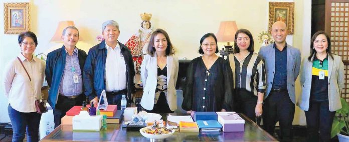 landbank Land Bank of the Philippines (LANDBANK) President and CEO Cecilia C. Borromeo (5th from left) pays a courtesy visit to Cebu Governor Gwendolyn F. Garcia (4th from left) on September 15, 2022. Joining them are LANDBANK Executive Vice President Liduvino S. Geron (3rd from left), Corporate Banking Group Head and Senior Vice President Ma. Celeste A. Burgos (6th from left), and other LANDBANK senior officials.