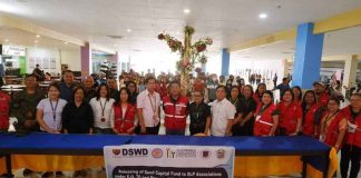 Photo shows the Livelihood Assistance Grant beneficiaries from Calinog, Iloilo during a recent payout. Department of Social Welfare and Development undersecretary Allan E. Tanjunsay (center) and Calinog’s Mayor Francisco Calvo (left of Tanjunsay) lead the payout. RARA GANZON/PSWDO