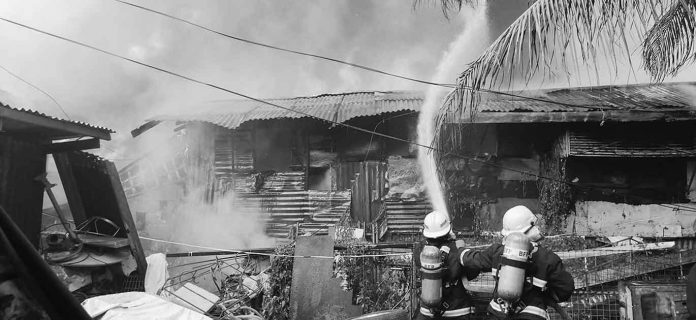 news-dom-blaze Firefighters spray water to burning houses in Barangay Villamonte, Bacolod City. BFP-BACOLOD PHOTO