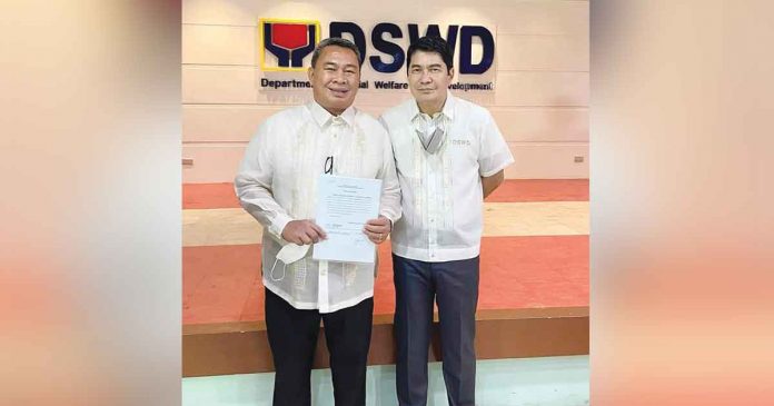 nochete Former Iloilo Provincial Board member Atty. Carmelo Nochete (left) was formally sworn into office as the new regional director of the Department of Social Welfare and Development (DSWD) Region 6. With him in photo is DSWD Secretary Erwin Tulfo.