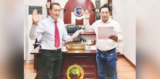 Philippine Councilors League - Antique president, Sangguniang Bayan member Plaridel E. Sanchez IV (left) of Pandan, Antique, takes his oath of office before Vice Governor Edgar Denosta (right) on Sept. 5, 2022. VICE GOVERNOR EDGAR DENOSTA/FB