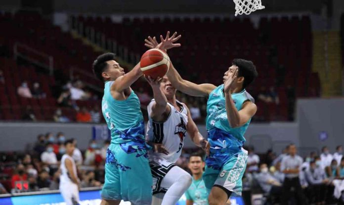 Blackwater Bossing’s Baser Amer was sandwiched by the defense of Phoenix Super LPG Fuel Masters’ Javee Mocon and Chris Lalata. PBA MEDIA BUREAU PHOTO