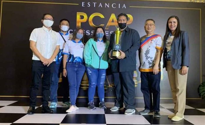sports-Negros-pic-and-caption The Negros Kingsmen receives their third place trophy from the 2022 PCAP Wesley So Cup prior to the start of the Third Conference. PHOTO COURTESY OF ANTONIO OLENDO