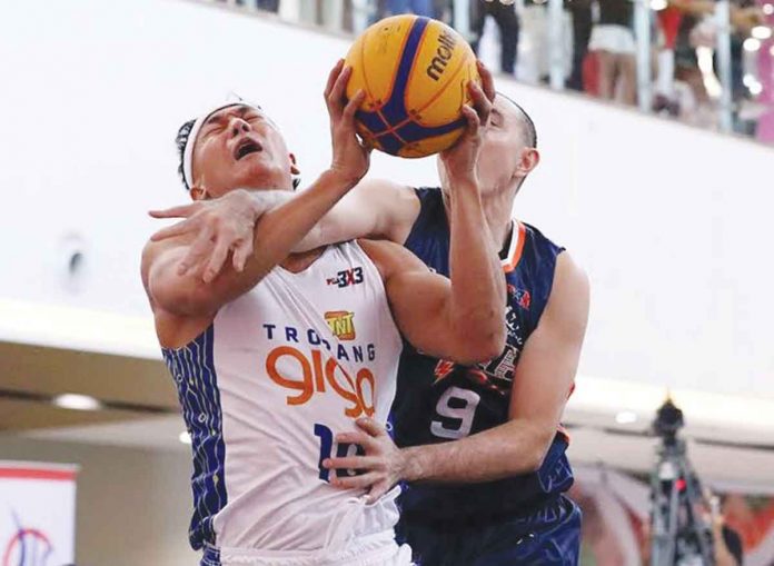 sports-TNT TNT Tropang Giga’s Lervin Flores is clobbered by the defense of Meralco Bolts’ Leodaniel de Vera. PBA MEDIA BUREAU