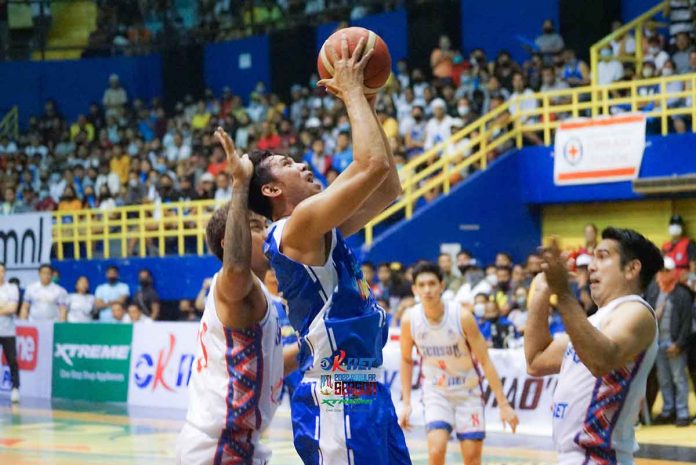 sports-bacolod-falls-pic-and-caption Bacolod BingoPlus’ Raymund Ilagan positions himself for an inside basket against the defense of GenSan Warriors’ Marlon Gomez and Gerald Anderson. MPBL PHOTO