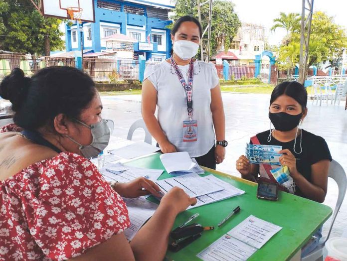 student Nineteen-year-old Mary Love Zamor, a BSED-Filipino student of the University of Antique (Sibalom) campus, receives P4,000 education cash aid. DSWD-6