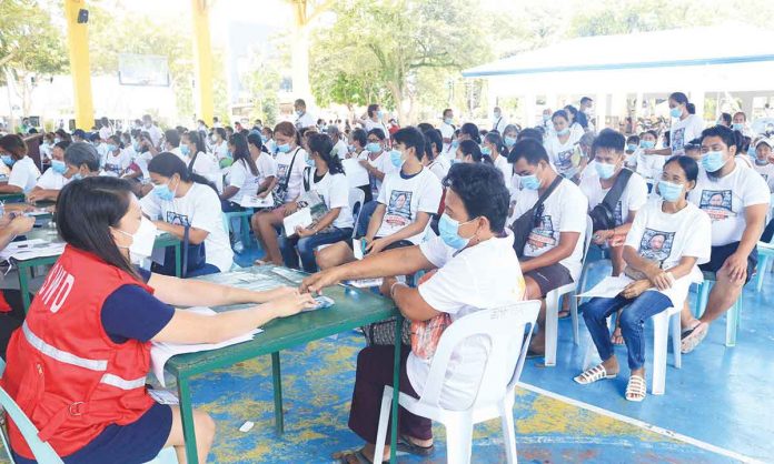 vendors Micro and small enterprises owners in EB Magalona, Negros Occidental gather at the town plaza to receive financial assistance from the Department of Social Welfare and Development on Sept. 14, 2022. EB MAGALONA PIO