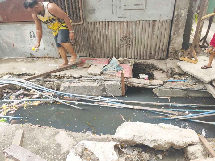 water-pipes-pic PRONE TO CONTAMINATION. Water pipes are exposed to contaminated water along a canal in Barangay Tanza Timawa, one of the barangays in Iloilo City with cases of acute gastroenteritis and where water sources such as deep wells and refilling stations were found positive for E. coli and coliform bacteria. AJ PALCULLO