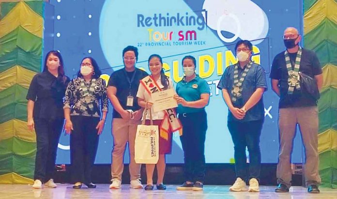 Lauren Joy Palabrica (4th from left) receives her award as second place winner of the Tour-Guiding Competition from the organizers, at the Ayala Malls Capitol Central on Wednesday, Sept. 21. She was accompanied by her coach, teacher Raffy Berina (3rd from left) and EB Magalona Municipal Tourism Officer- Designate Ma. Teresa Alvarez (5th from left). TEATRO LARAGWAY PHOTO