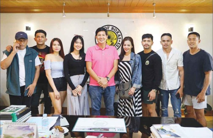Dadivas-film-cast Photo shows Roxas City mayor Ronnie Dadivas (center) and the cast members of the Viva film “Pamasahe.” (Ronnie Dadivas FB)