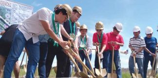 Officials of the National Housing Authority headed by its general manager, Joeben Tai, and Iloilo City officials led by Cong. Julienne Baronda and Vice Mayor Jeffrey Ganzon spearhead the groundbreaking for the People’s Residences – a 300-unit housing for informal settler families – in Barangay Tabuc Suba, Jaro on Oct. 15, 2022. GLENDA TAYONA/PN