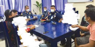 The Capiz Provincial Police Office’s Provincial Investigation and Detective Management Unit headed by Police Lieutenant Colonel Necerato G. Sabando Jr. meets with the Maayon police and the New People’s Army surrenderee. MAAYON MPS PHOTO