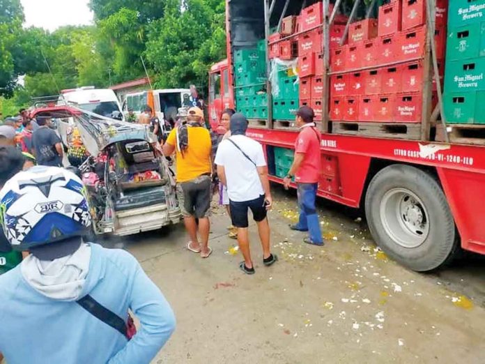 accident A tricycle and a delivery truck collided yesterday in Barangay Parara Sur, Tigbauan, Iloilo. Five persons were injured. TIGBAUAN POLICE STATION PHOTO
