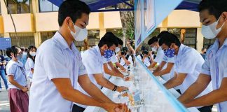 Bacolod City Health Officer Ma. Carmela Gensoli advises everyone to practice good hygiene to prevent cholera. Photo shows students demonstrating the proper washing of hands. ABS-CBN NEWS PHOTO