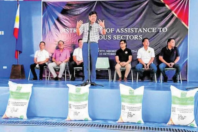 farmers-group AGRICULTURE SECRETARY PAYS VISIT. President Ferdinand Marcos Jr., who concurrently heads the Department of Agriculture, stops by Negros Occidental on Sunday to lead the distribution of P88 million in funds and other assistance to farmers’ groups as well as P500,000 in cash aid to indigents in the province. PHOTO FROM MALACAÑANG