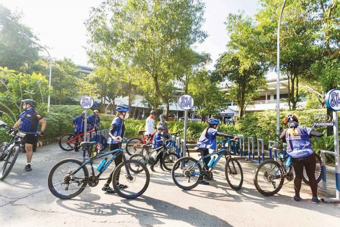 front-banner-pic-(1) There are more than 8,000 bike users in Iloilo City, according to an initial count of various advocacy groups, and bike usage keeps surging as the local government, supported by the private sector, continues to invest in bike-friendly infrastructure, facilities and programs.
