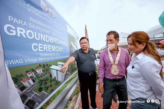front-banner-pic-and-caption USWAG TOWNSHIP DEV’T. Iloilo City’s Mayor Jerry Treñas shows the perspective of the two 10-storey housing condominiums dubbed “Uswag Township Development” (Uswag Village) to Department of Human Settlements and Urban Development secretary Jose Rizalino L. Acuzar as Cong. Julienne Baronda looks on during the groundbreaking in Barangay San Isidro, Jaro district. ILOILO CITY MAYOR’S OFFICE PHOTO