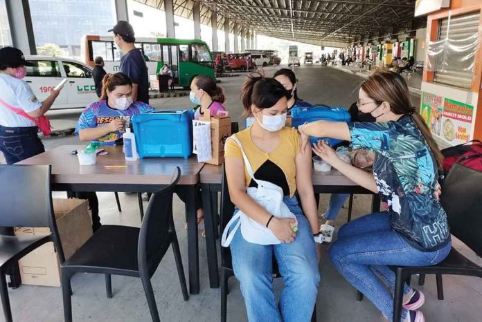 front-vax-pic-and-caption The Department of Health reiterates that vaccines remain effective in preventing severe and critical coronavirus disease 2019 (COVID-19), as well as death from COVID-19. PN FILE PHOTO