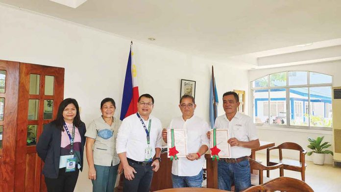 guimaras Present during the awarding of special patents for Buenavista, Guimaras’ sanitary landfill are (from left) LMO1 Leoda Gabutin; Technical Services Division chief Julieta T. Gabayeron; Provincial Environment and Natural Resources Officer Edgardo M. Rostata; Buenavista mayor Samuel T. Gumarin; and Sangguniang Bayan (SB) member Valentin Talabero. Also in attendance are Vice Mayor Cyril C. Beltran and SB member Rommel John Edang. DENR-6 PHOTO
