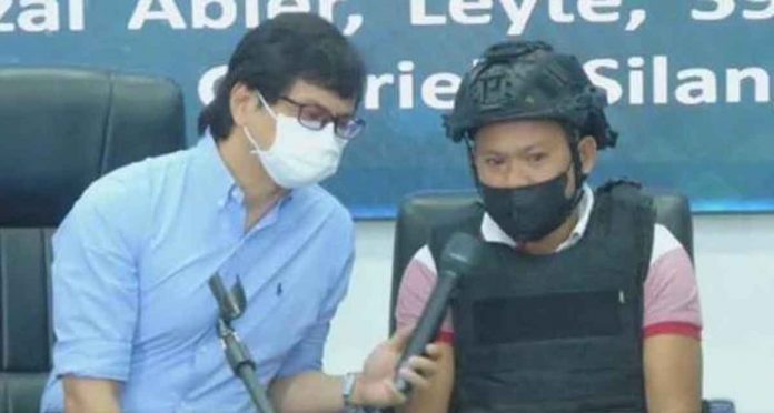 interior-sec-speaks-to-gunman-of -percy-lapid Interior Secretary Benjamin Abalos Jr. speaks to the confessed gunman in the killing of Percival Mabasa, in a news conference at Camp Crame, Quezon City on Tuesday, October 18, 2022.
