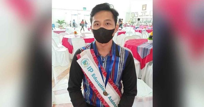 ip-graduates John Lloyd Mendez of Barangay Nagba, Maasin, Iloilo graduated magna cum laude (bachelor’s degree in Secondary Education, major in Filipino) at the West Visayas State University in La Paz, Iloilo City. He is a member of the Indigenous Peoples group Panay Bukidnon.