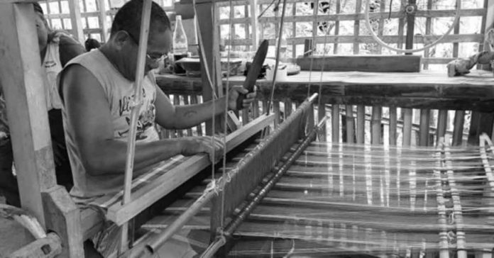 Bagtason Loomweavers Association (BLWA) trains a male loom weaver. BLWA chairman Mario Manzano says men are being encouraged to engage in loom weaving as a source of livelihood. PNA PHOTO COURTESY OF MARIO MANZANO