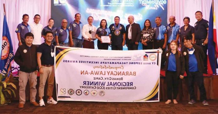 lupon-awards Two Roxas City barangays and a barangay tanod were cited during the 2022 tanod and lupon regional awards on Oct. 25, in celebration of the 31st Local Government Code Anniversary with the theme, “Lakas ng Lokal: Trailblazing Innovations and Collaboration in Local Governance”. DILG-6 FB PHOTO