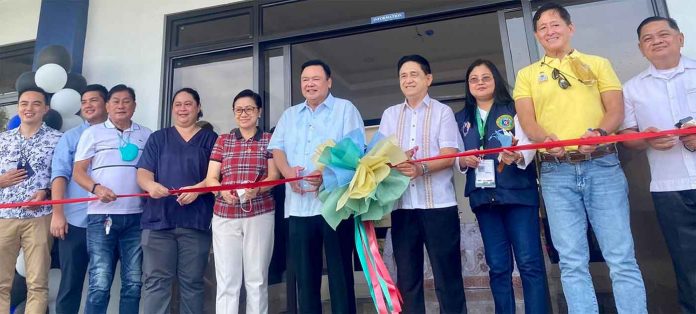 molecular-lab Mayor Jerry Treñas and Vice Mayor Jeffrey Ganzon (5th and 4th from right, respectively) lead the inauguration of the Iloilo City Uswag Molecular Laboratory on Oct. 14. ILOILO CITY PIO PHOTO